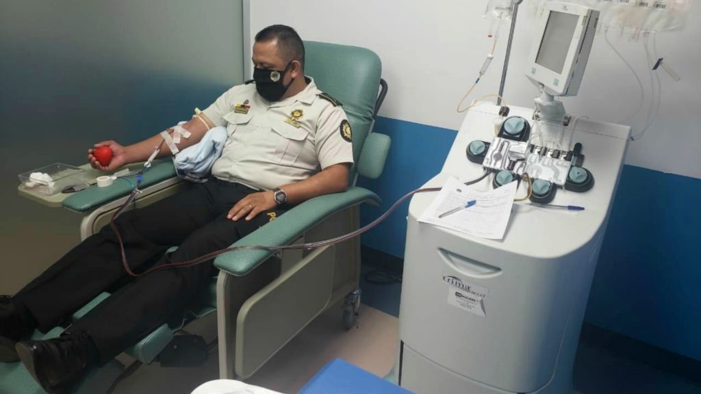 Policías ayudan a guatemaltecos a recuperarse