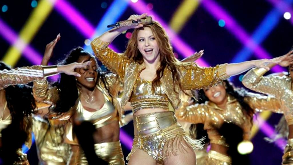 Shakira subasta accesorio que usó en el Super Bowl