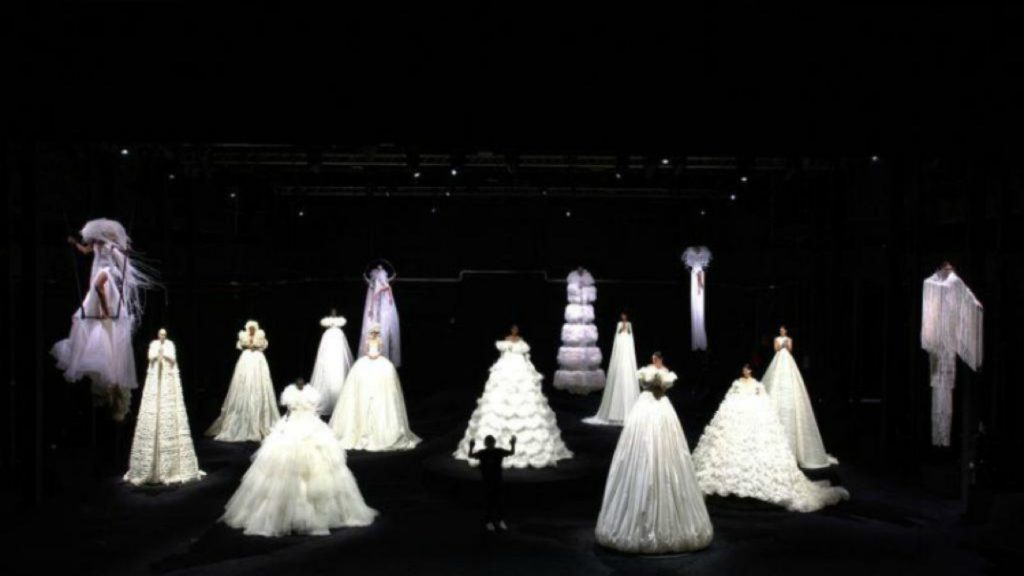 Valentino lleva la alta costura a espectáculo en Roma