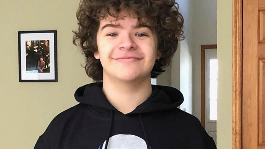 Gaten Matarazzo apoya a su familia y se une como mesero