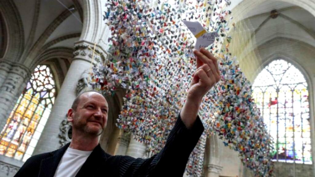 Aves de papel ayuda a financiar unidades para covid-19