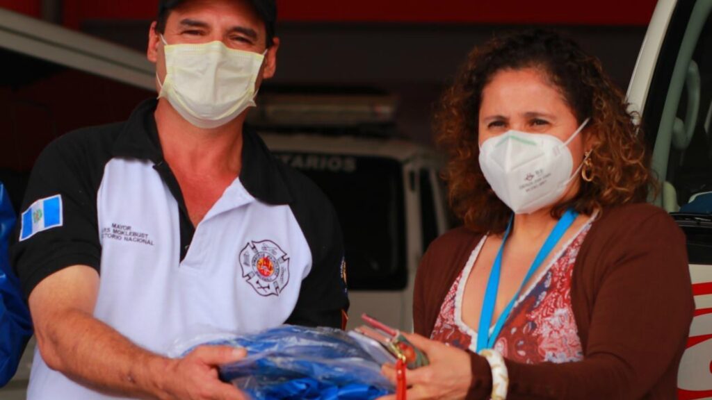 Bomberos Voluntarios reciben donación de trajes