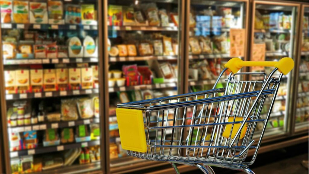 Máquina con rayos UV desinfecta carritos de supermercado