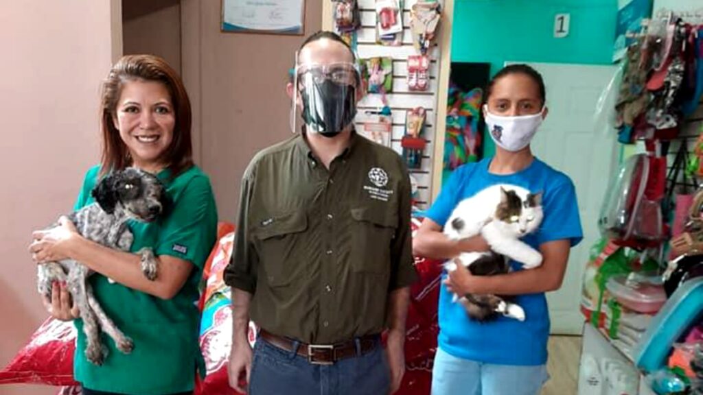 Fundación Fichulas recibe ayuda para los amigos peludos