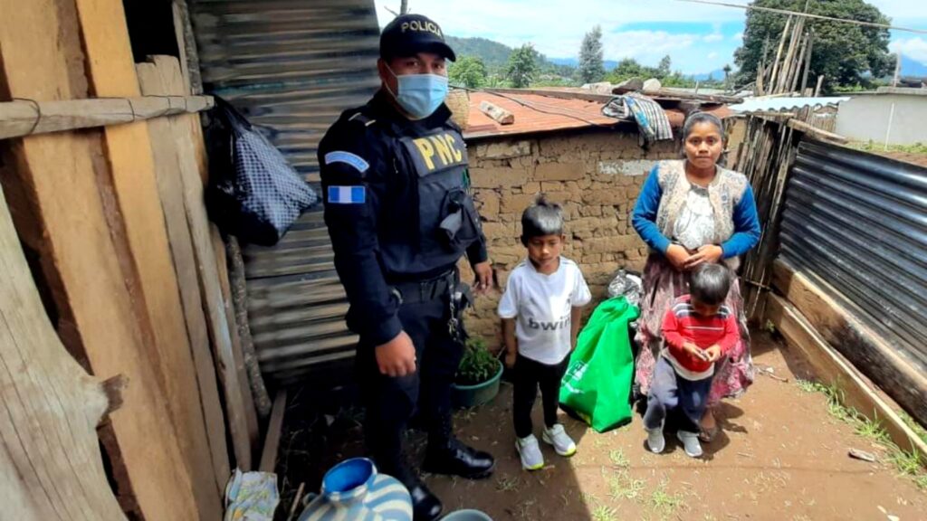 Familia de Sololá recibe regalo de agentes de la PNC