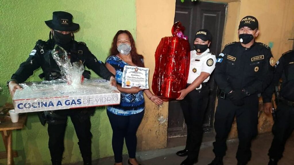 Cocinera recibe una donación por parte de la PNC