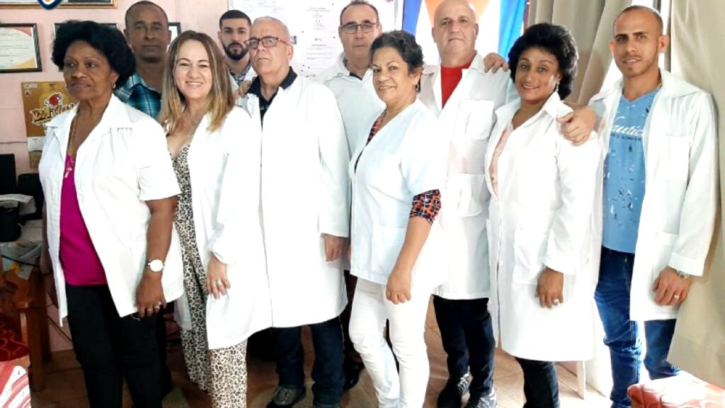 Médicos Cubanos brindan ayuda a familias necesitadas