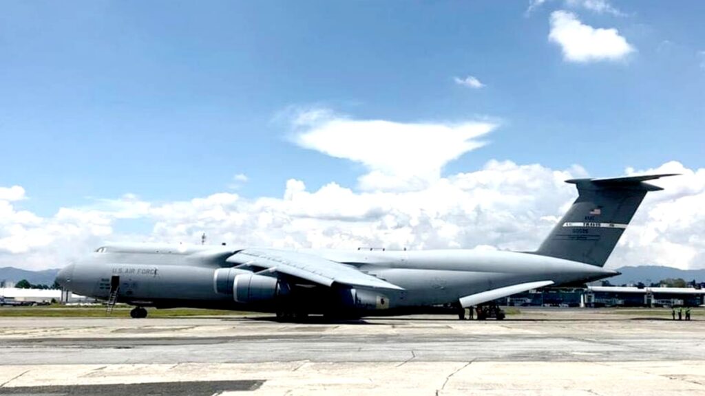 Avión C5 Galaxy trae una donación para Tecpán