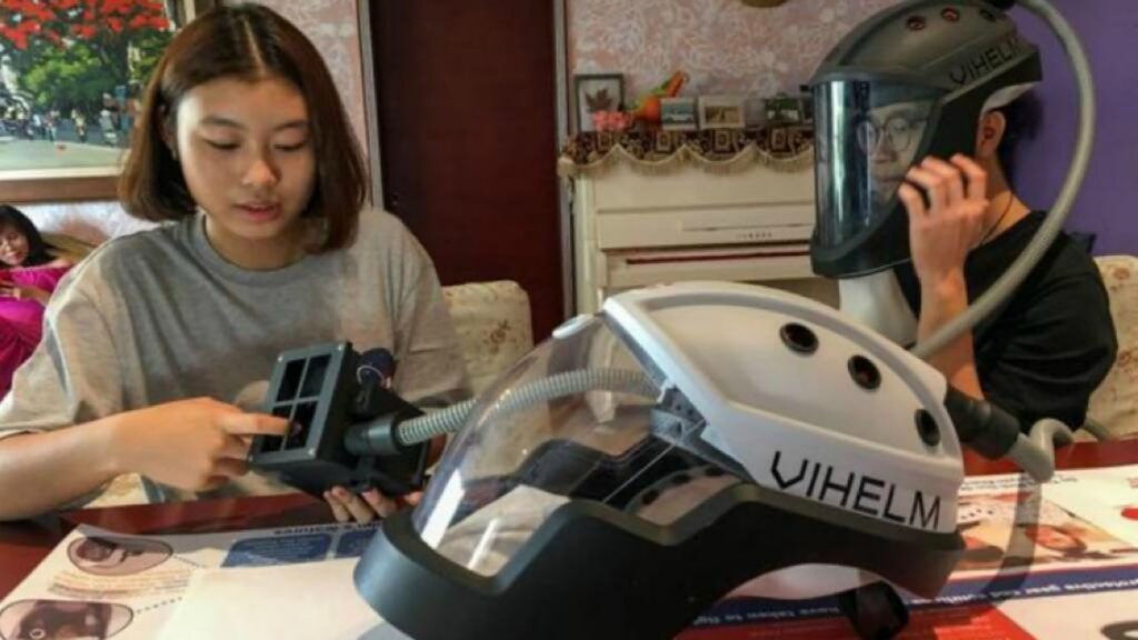 Estudiantes de Vietnam inventan casco contra covid-19