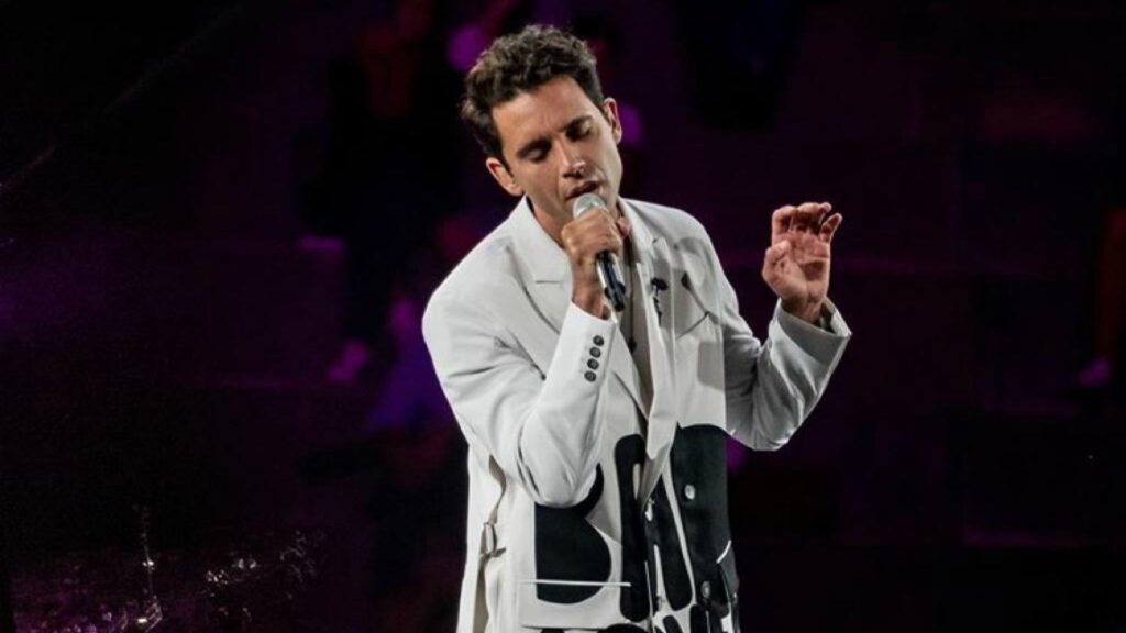 Mika realiza concierto para recaudar fondos