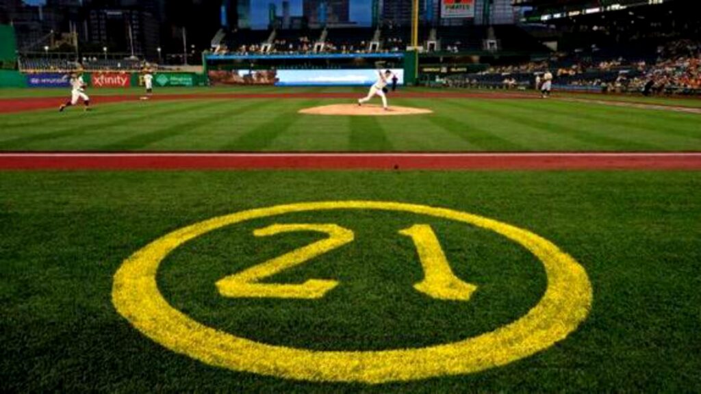 Peloteros boricuas podrán usar el No.21 como homenaje