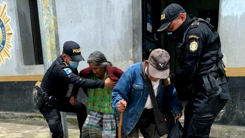 Pareja de esposos reciben ayuda por parte de PNC