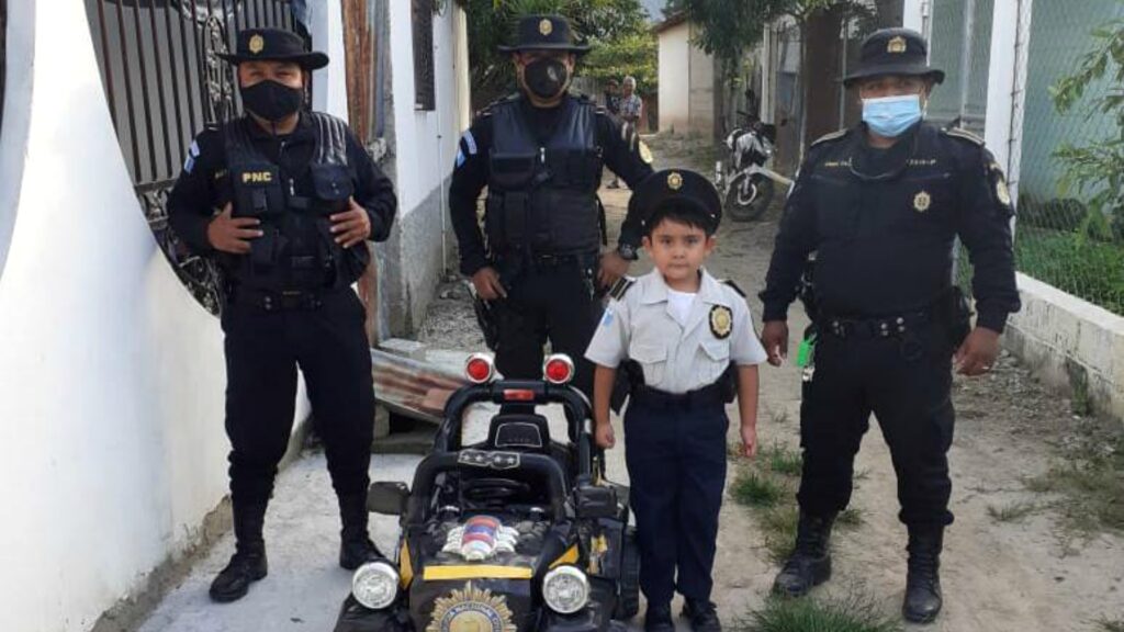 Hansel un niño de Baja Verapaz conoce a sus héroes