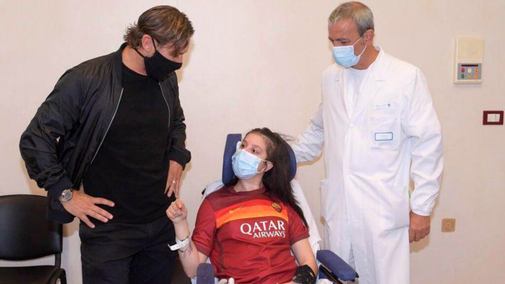 Totti visita a paciente que salio del coma