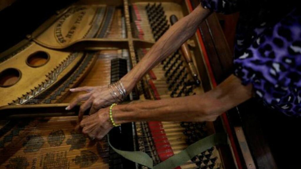 Sexagenaria ciega afina pianos en Cuba