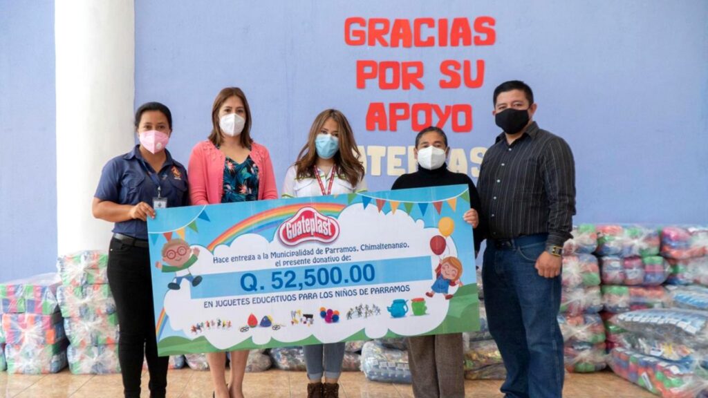 Guateplast lleva alegría a niños de Parramos