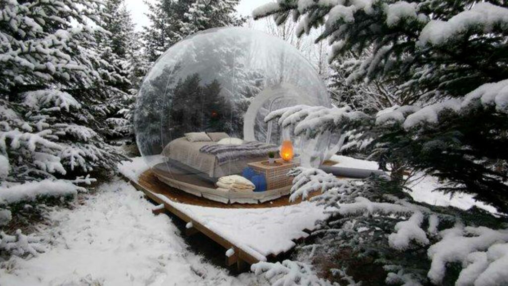 Duerme en una burbuja bajo la Aurora Boreal