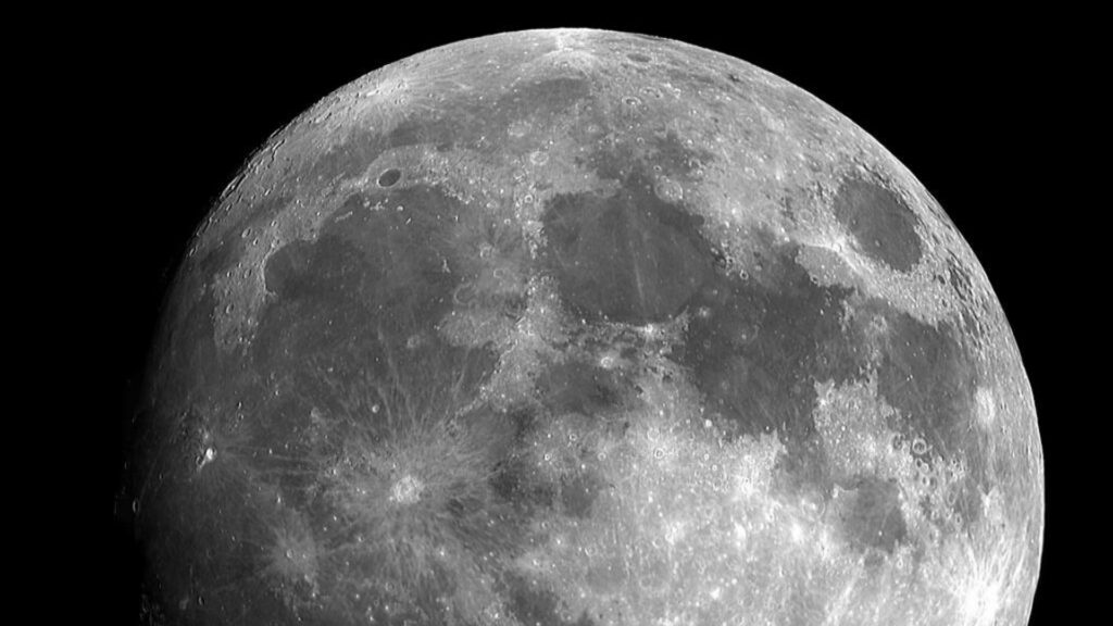 Equipo de la NASA indica que hay agua en la luna