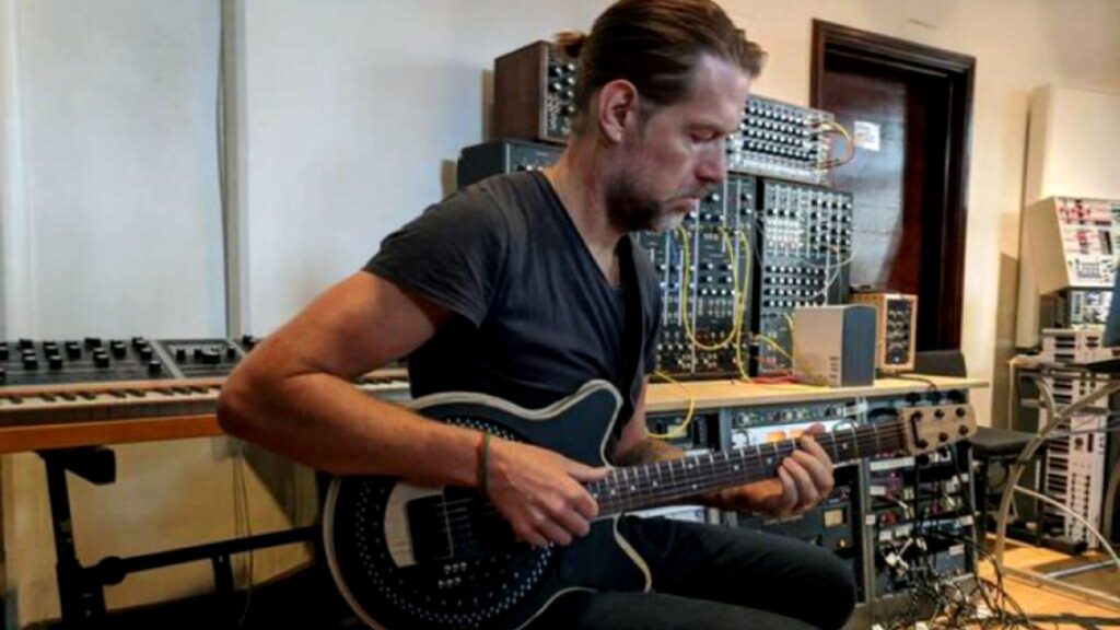 Ed O’Brien prueba rediseño radical de guitarra eléctrica