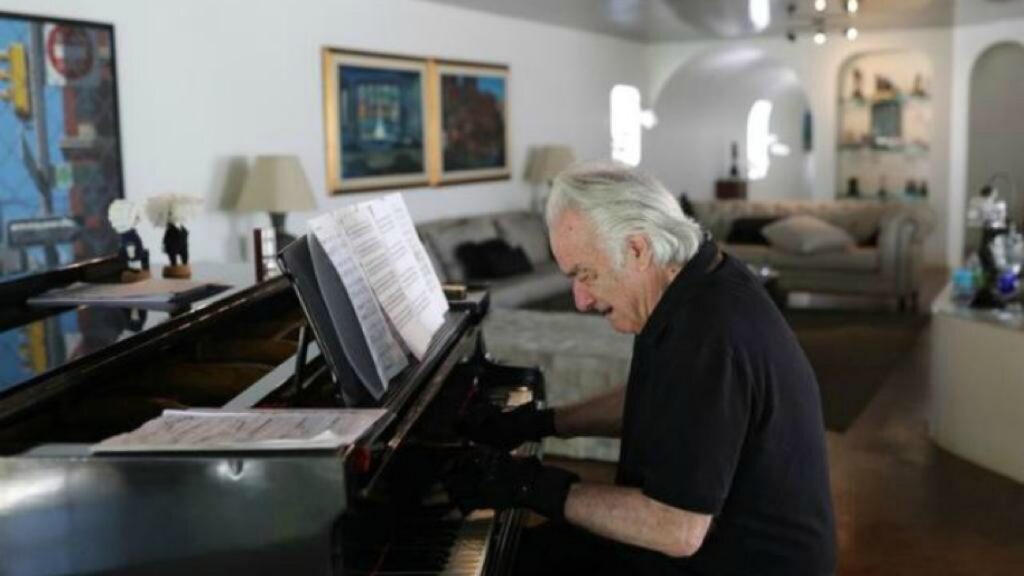 Guantes biónicos ayudan a pianista brasileño