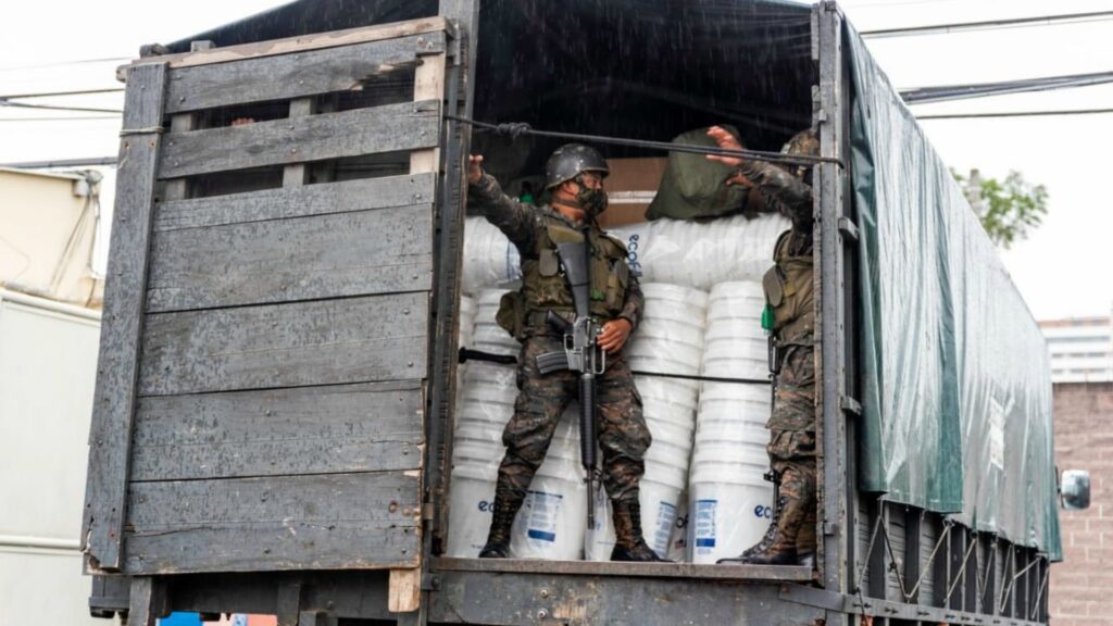 Camiones del Ejército llevan ayuda humanitaria a Zacapa