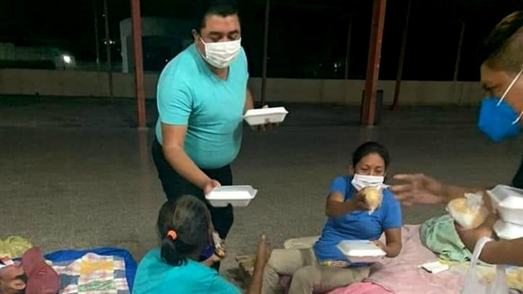 Chef Genaro del Cid lleva alimento a albergue