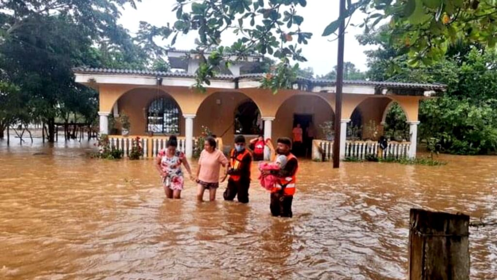 Ejército de Guatemala ayuda a los guatemaltecos