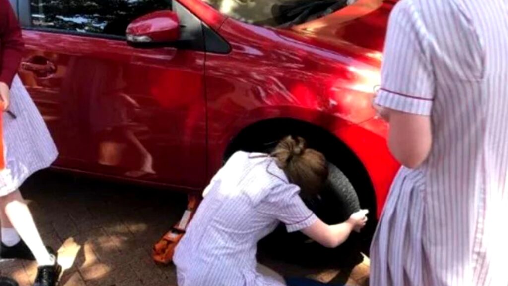 Escuela para niñas enseña cómo cambiar neumáticos