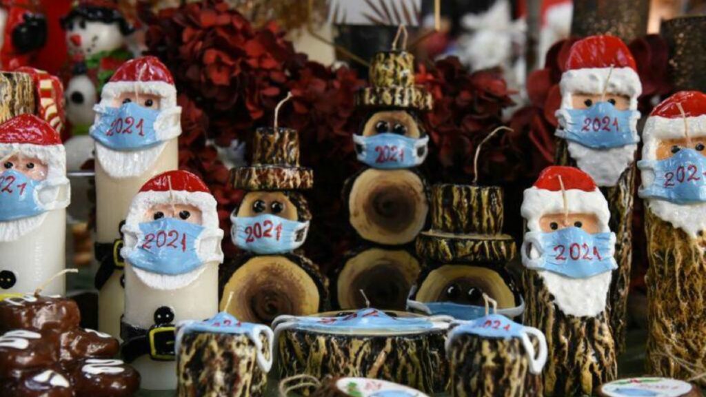 Velas de Santa Claus usan mascarillas en Grecia