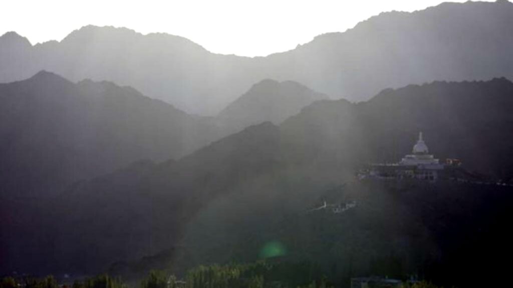 "Astro-estadías" llevan turistas y energía solar a Himalaya