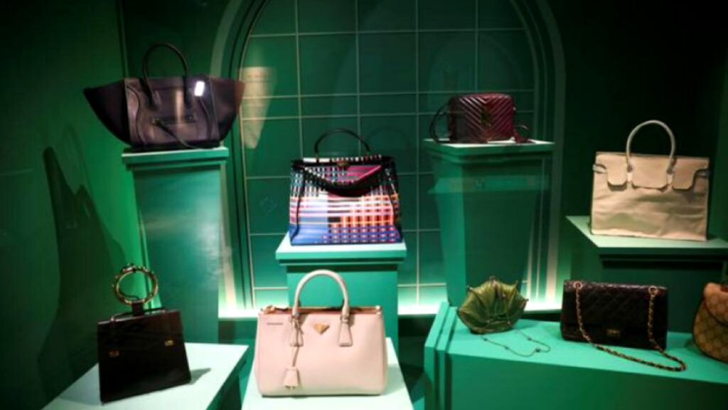 Inauguran muestra de bolsos en Londres