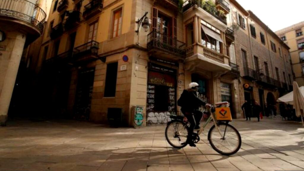 Barcelonesas pasan del turismo al reparto en bicicleta