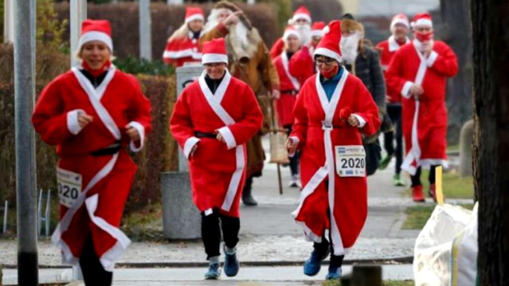 Santas alemanes compiten en su tradicional competición 