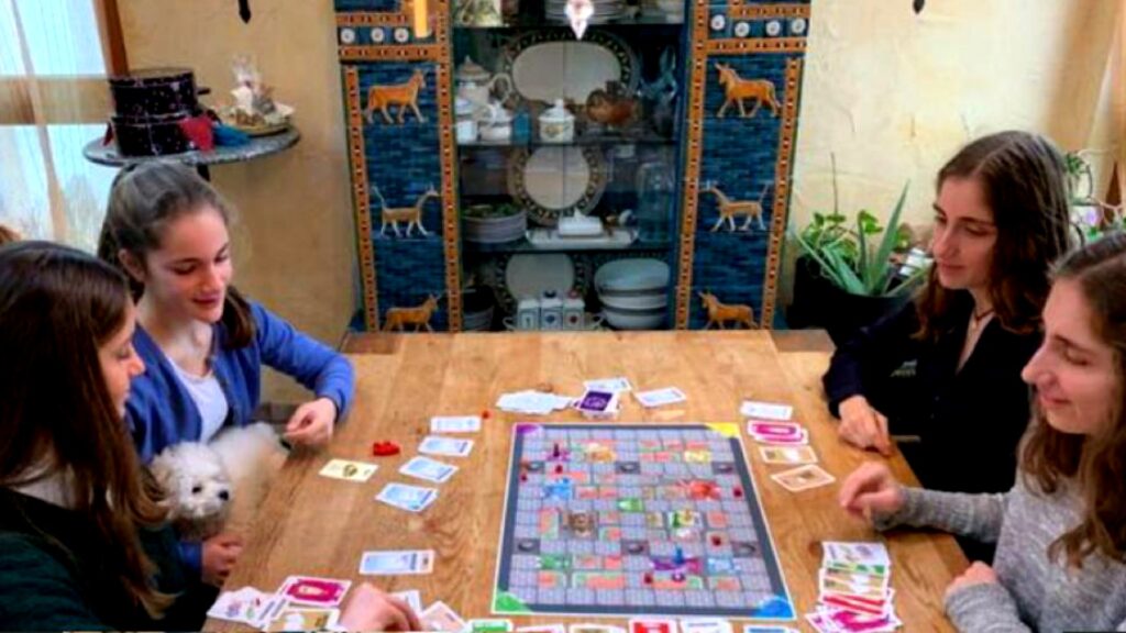 Juego de mesa inventado por hermanas es tendencia