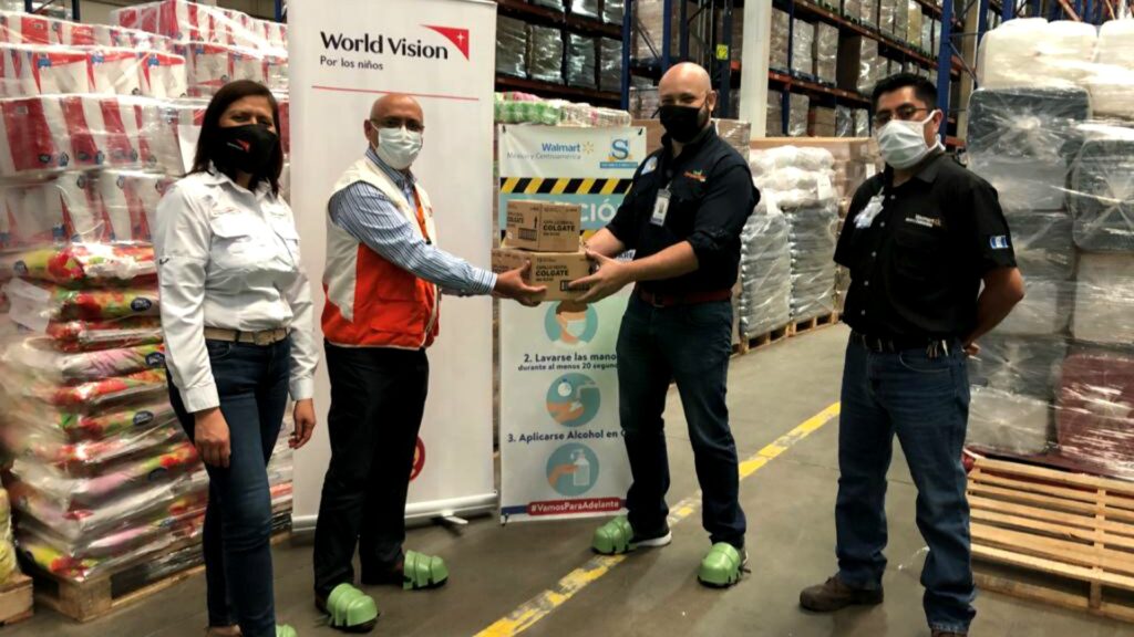 Walmart entrega donación a World Vision