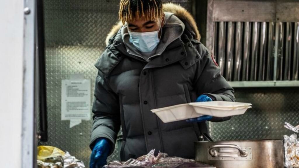 Reece James jugador del Chelsea regala comida