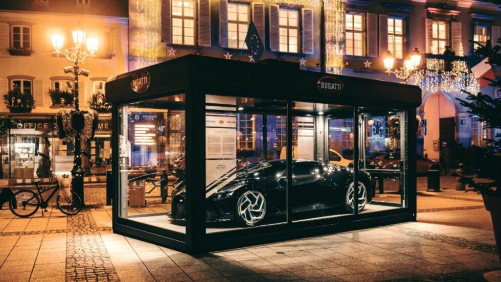 Bugatti Voiture Noire decora el centro de Molsheim