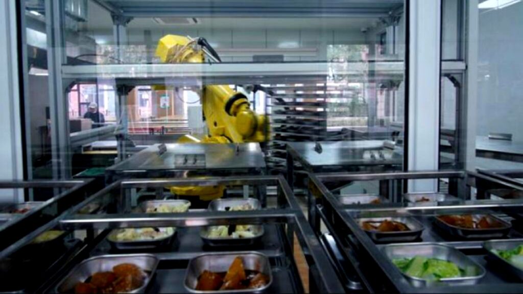 Chef robot sirve comidas en escuelas chinas