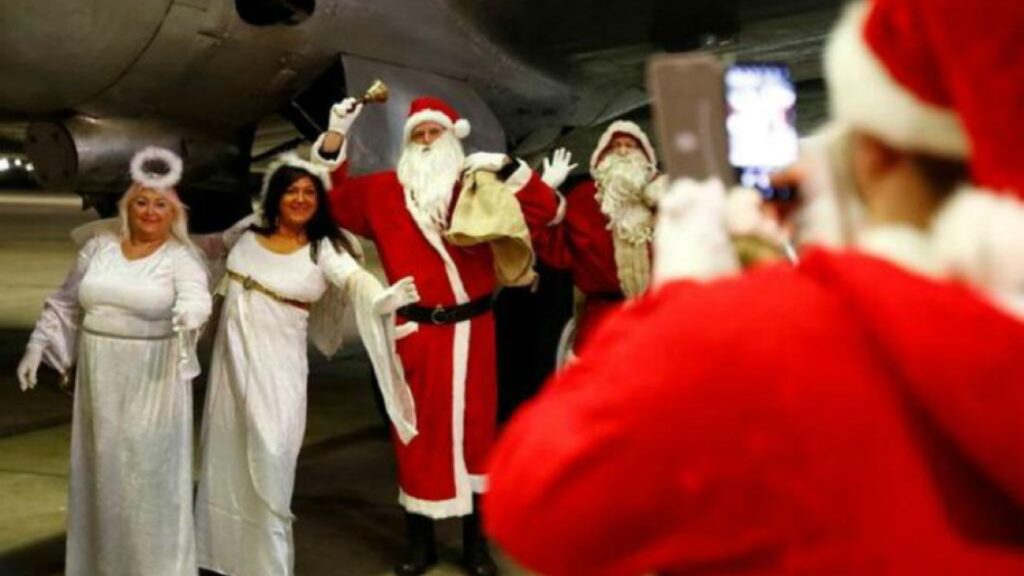 Santas Claus y los ángeles navideños llevan alegría