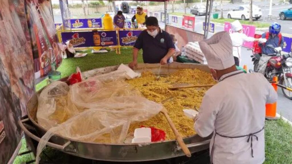 Mamas guatemaltecas son consentidas con una gran paella