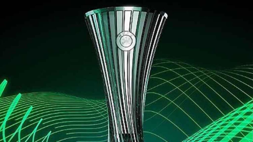 UEFA presenta el trofeo de la nueva Conference League