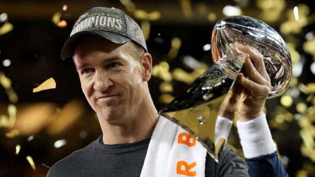 Peyton Manning recibe anillo de honor de los Denver Broncos