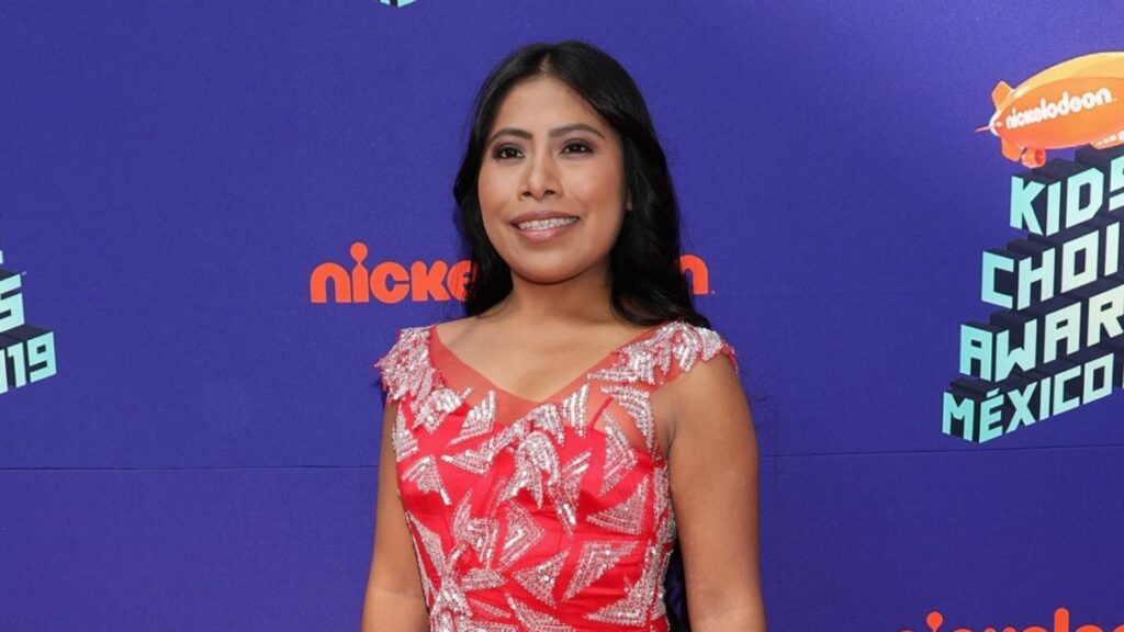 Yalitza hace donación para la educación de niñas en Oaxaca