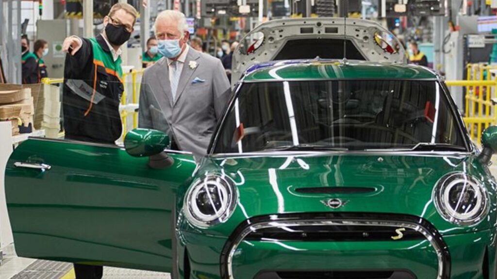 Príncipe Carlos visita la planta de Mini en Oxford