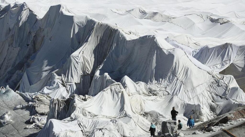 Mantas ayudan a evitar el deshielo de glaciares en Suiza