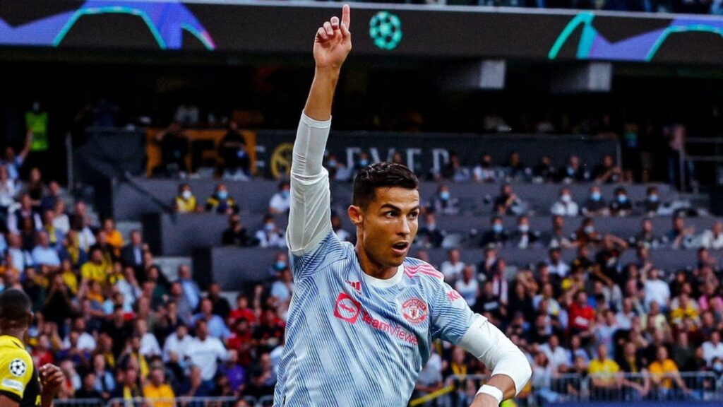 Cristiano Ronaldo regala su camiseta a guardia de seguridad