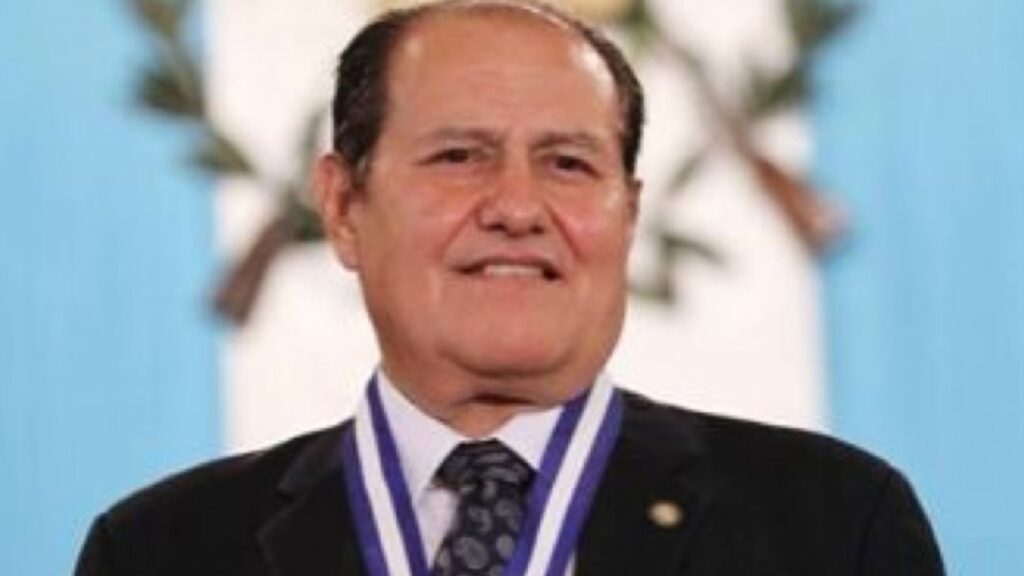 Licenciado Miguel Álvarez Arévalo, recibe el galardón CHAPÍN FORTE 2021