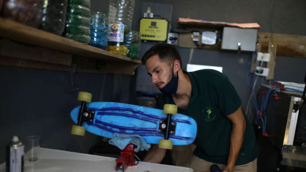 Patinetas hechas con tapas de botellas promueven el reciclaje