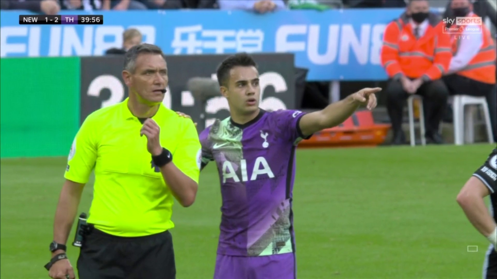 Reguilón y Dier ayudan a un aficionado del Newcastle