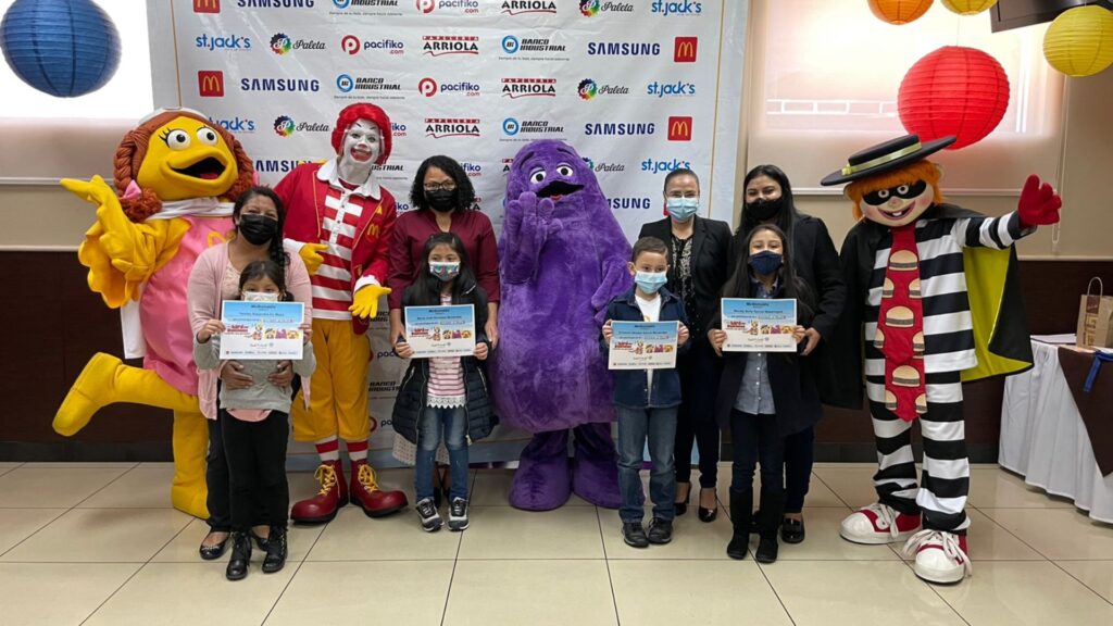McDonald’s premia a ganadores del concurso de dibujo